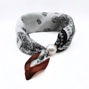 Naszyjnik z chustki z perłą szklaną scarf necklance na magnes - biała