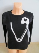 Czarny sweter z długim rękawem i białą agrafką, sweter z napisem