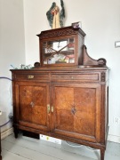 Eklektyczny bufet z nadstawką