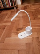 biała lampka biurkowa na USB