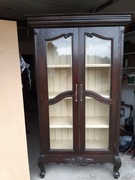 Witrynka ze szklanymi drzwiami