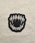 Aplikacja do naszycia, naszywka  usta, wampir, kły, straszne, zęby