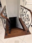 Schody wewnętrzne drewniane z balustradą giętą 