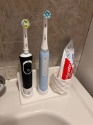 Stojak na dwie szczoteczki elektryczne z miejscem na pastę