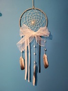 Biało-szary łapacz snów z kokardką