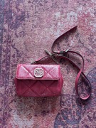 Mała torebka Guess w kolorze malinowym różowym