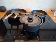 Zestaw: mały garnek, 2 patelnie,zestaw przyborów kuchennych,przykrywka