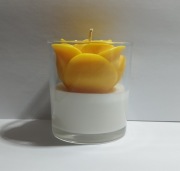 ŚWIECZKA OZDOBNA RÓŻA 110 GR W SZKLE OTWARTYM - ŻÓŁTA