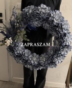 duży wianek wieniec świąteczny na drzwi pomnik grób cmentarz