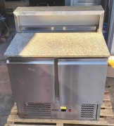 Stół chłodniczy gastronomiczny z blatem kamiennym i nadstawką chłodniczą