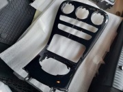 Konsola środkowa Mercedes C-klasa w205 po kompleksowej regeneracji