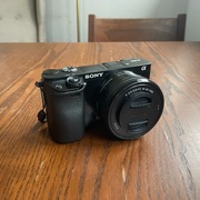Sony A6000 + obiektyw 16–50 OSS + ładowarka – świetny stan