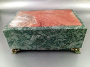 Marmurowa szkatułka z aniołkami z mineralow 