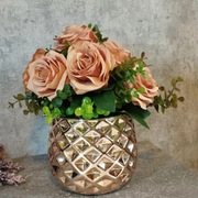 Kompozycja z kwiatów sztucznych