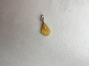 miniaturowy wisiorek z bursztynem