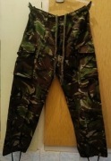 Spodnie wojskowe w kamuflażu DPM.