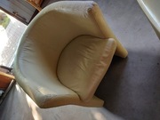 Fotele skórzane i okrągły stolik 