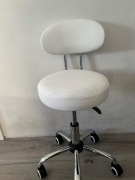 Taboret kosmetyczny z oparciem TRESKO – Biała ekoskóra (Nowy!)