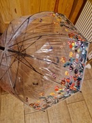 Głęboka parasolka przezroczysta z kwiatowym motywem