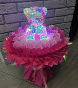 Bukiet z róż mydlanych i lampki w kształcie misia. . 