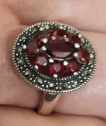 Srebrny pierścionek z granatami i markizami 