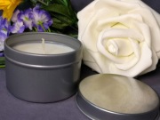 Świeca sojowa w metalowym pojemnku w kolorze stalowym