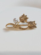 Broszka damska. Złote tulipany z perłą.