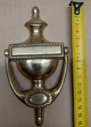 Stara kołatka mosiężna na drzwi z Angli