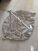 Drewniany baby gym stojak edukacyjny + mata liść + zawieszki