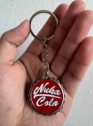 Fall-out brelok 2024, film ten sam emaliowany łańcuszek z wisiorkiem