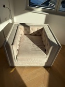 Stylowy fotel w jasnym kolorze 