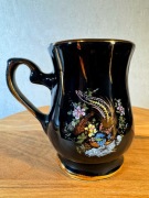 Kubek w kolorze ciemnego kobaltu udekorowany w egzotyczne ptaki 200 ml