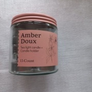 Zestaw świeczek typu tealight wraz ze świecznikiem marki Amber Doux