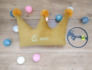 poduszka korona z pomponami