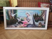 Stary obraz o tematyce religijnej w białej ramie