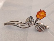 duża broszka srebrna - gałązka z bursztynową różą
