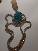 Wisior z żywicznym kaboszonem imitujacym druzy agatu na złotym łańcuchu  