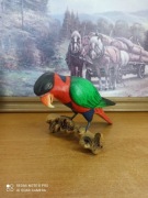 Drewniana figurka dekoracyjna – kolorowa papuga na podstawce