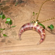 Lunula - wisiorek z żywicy, czerwone kwiaty i złoto