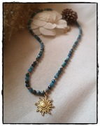Niebieski naszyjnik kamienie naturalne apatyt zawieszka słońce złocona