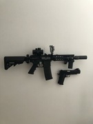 2 pary wieszaków na karabin i 1 wieszak na pistolet