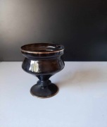 Szklany ciemno-brązowy kielich pucharek ze złotą nitką | PRL vintage