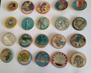 Broszki trójwymiar.2obrazki,zap.na agrafkę,śr.45mm