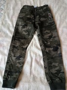 Spodnie chłopięce moro, wykonane z bawełny, w rozmiarze 134. 