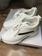 białe buty typu sneakersy