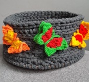 Koszyczek na szydełku ze sznurka ozdobiony motylem