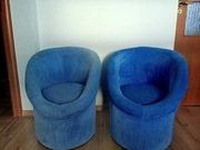 Dwa niebieskie fotele kubełkowe 