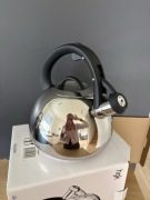 nowy stalowy czajnik, bardzo głośny gwizd