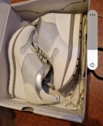 Sprzedam sportowe na koturnie włoskie rozm.37