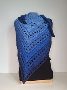 Ażurowa chusta wykonana na szydełku